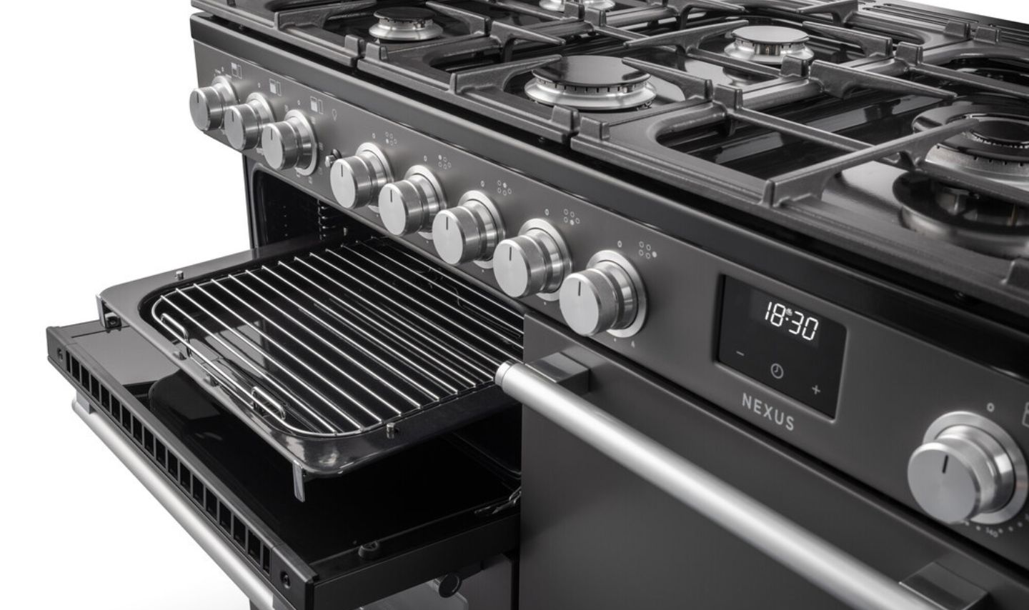 Schwarzer NEXUS Gasherd mit geöffnetem Backofen und Grillrost, mehrflammiges Gaskochfeld, stabile Topfträger, silberne Drehknöpfe und Digitalanzeige – hochwertiges Küchengerät für präzises Kochen und Backen